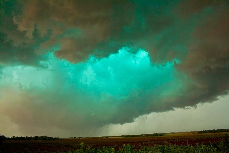 green clouds before the tornado